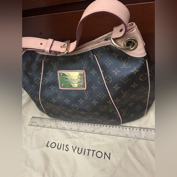 Louis Vuitton - Picture 5 of 15